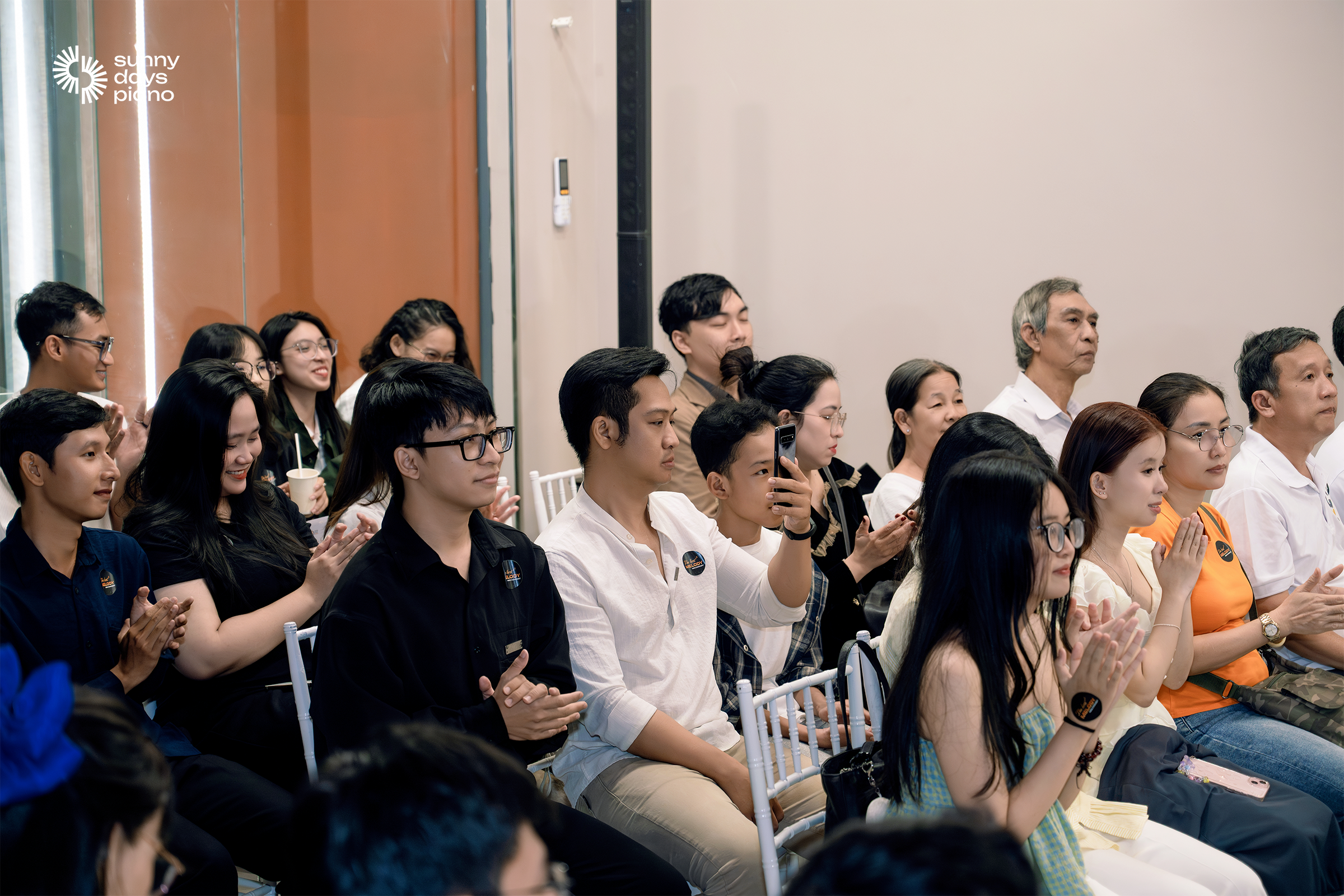 Mọi người đã được chứng kiến những tràng vỗ tay, những ánh mắt tự hào