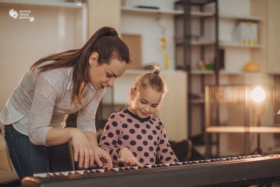 Việc tự học đàn piano tại nhà giúp bạn chủ động sắp xếp thời gian học tập phù hợp với bản thân