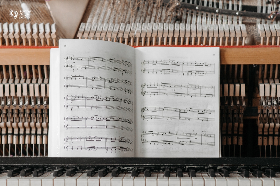 Việc lựa chọn giáo trình học piano phù hợp là bước quan trọng giúp bạn tiến bộ nhanh chóng