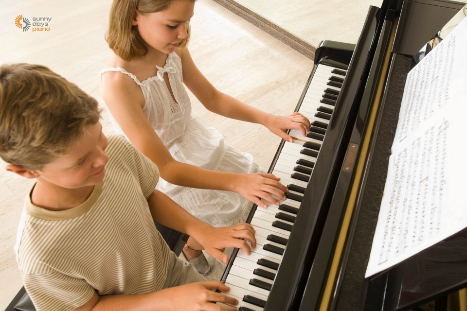 Luyện tập với đàn thông qua các tài liệu tự học piano tại nhà sẽ giúp bạn tiến bộ đáng kể 