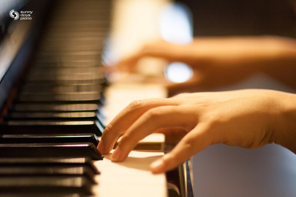 Một lỗi thường gặp khi mới học cách đánh hợp âm Sol trưởng piano là đặt ngón tay sai vị trí