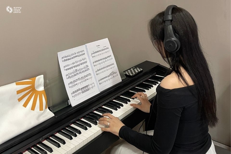 Bạn nên chọn một không gian học đàn piano thoải mái, giúp bạn dễ dàng tiếp thu kiến thức và luyện tập 