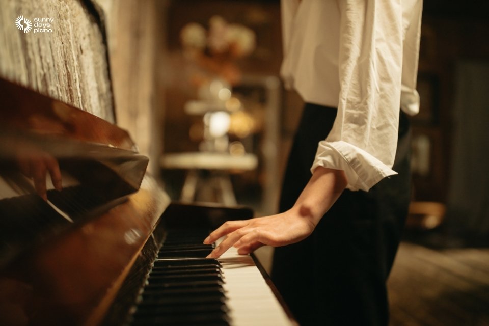 Người mới nên bắt đầu với một khóa học piano cơ bản để làm quen với đàn