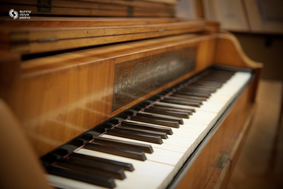 Việc mua đàn piano điện cũ có thể giúp bạn tiết kiệm chi phí