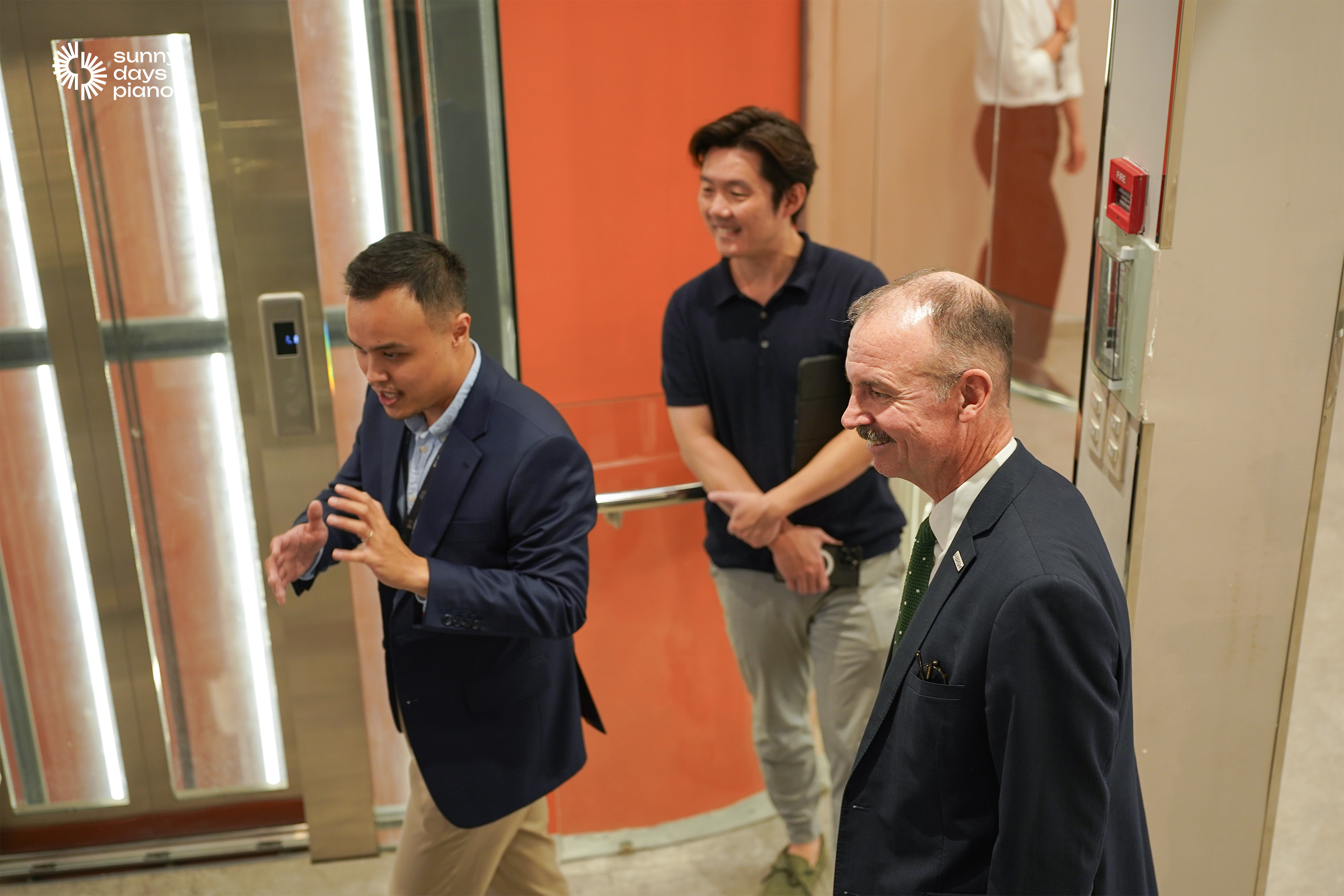 Mr. Chris Cobb tham quan không gian hiện đại, sáng tạo của cơ sở Bàu Cát 